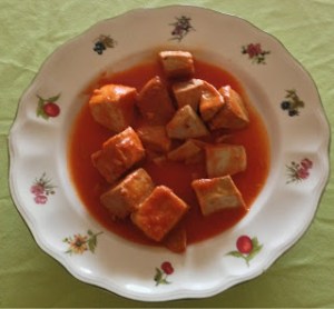 Atún con salsa de tomate