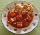 Atun con tomate y patatas fritas