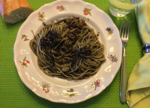 Espaguetis con calamares y salsa negra