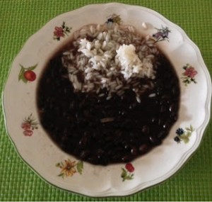 Frijoles negros con arroz