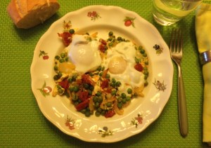Huevos al plato con guisantes