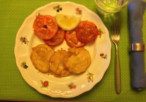 Merluza rebozada con tomate