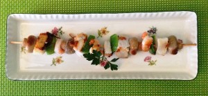 Brochetas de merluza y gambas