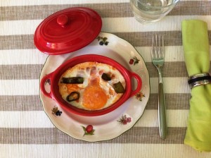 Huevos en cocotte con atún y tomate