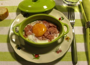 Huevos en cocotte con jamón York