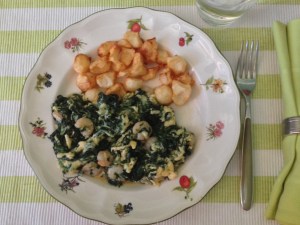 Revuelto de espinacas con gambas