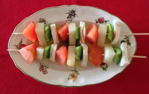 Brochetas de surimi con melón y tomate