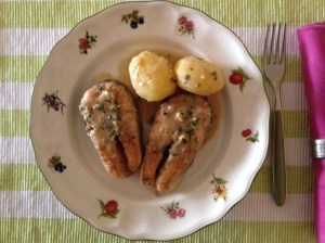 Salmón con patatas y salsa de limón