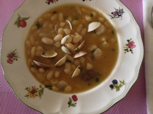 Alubias blancas con chirlas