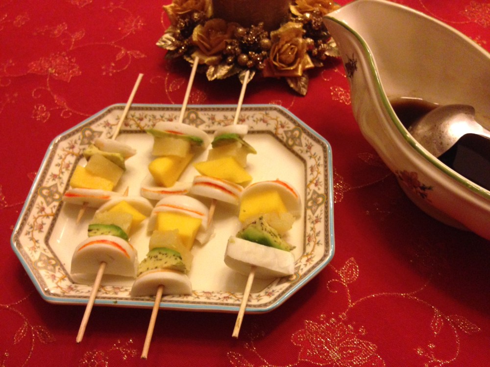 Brochetas de aguacate, mango y piña
