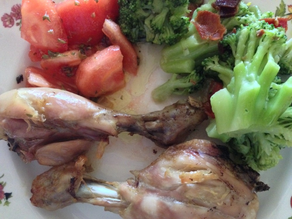 Muslos de pollo asados con brécol