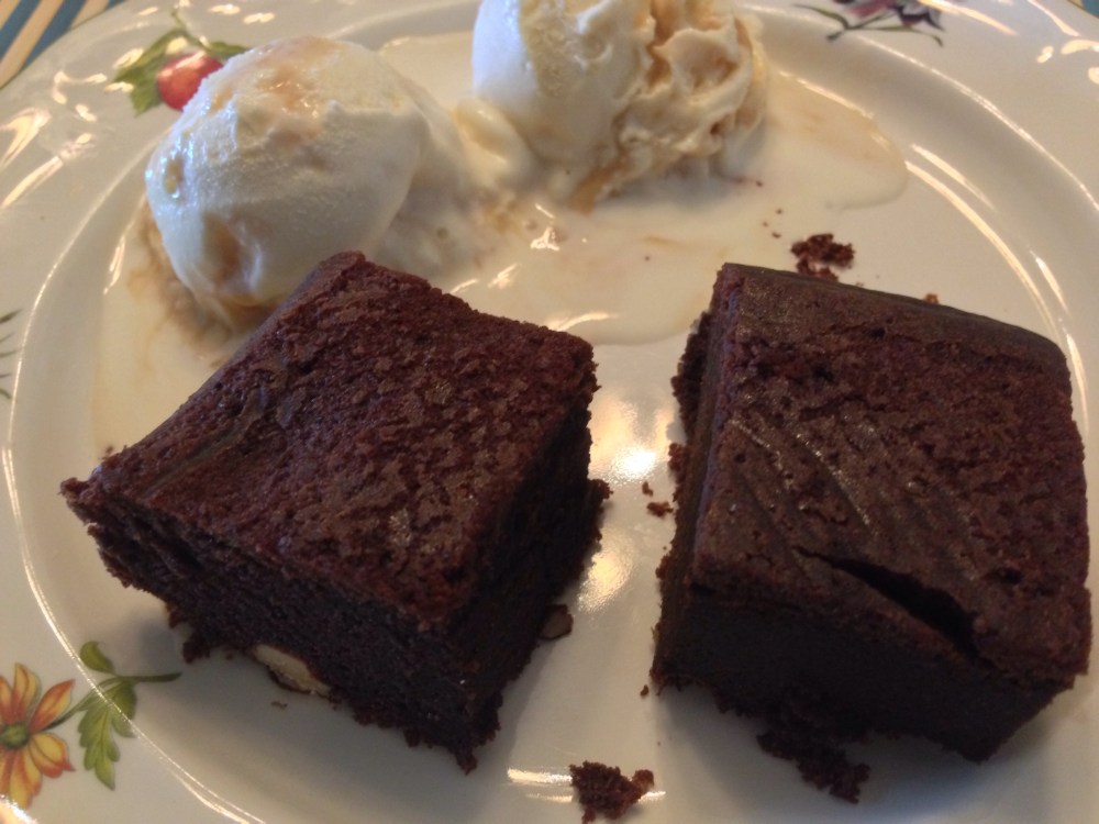 Brownie con helado de vainilla