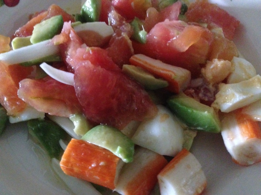 Ens. de aguacate, tomate y surimi