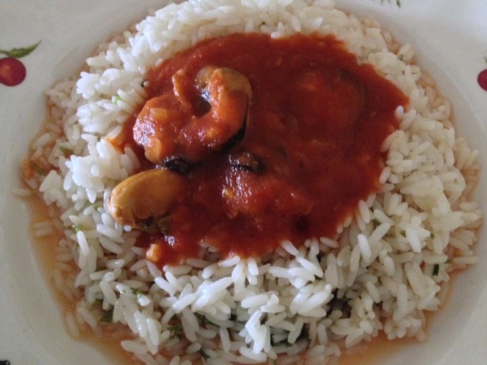 Arroz con mejillones y salsa de tomate