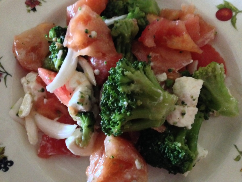 Ens. de brécol, tomate y queso de cabra