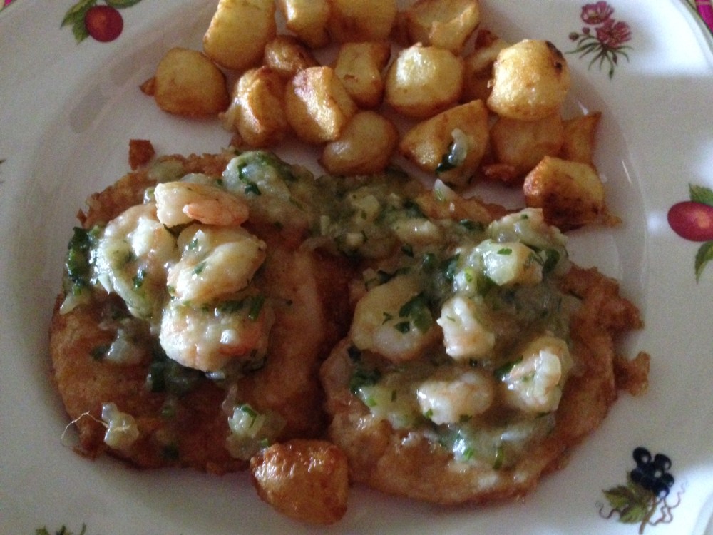 Merluza rebozada con salsa de gambas