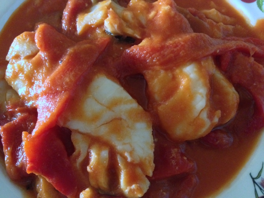 Bacalao con salsa de tomate y pimientos