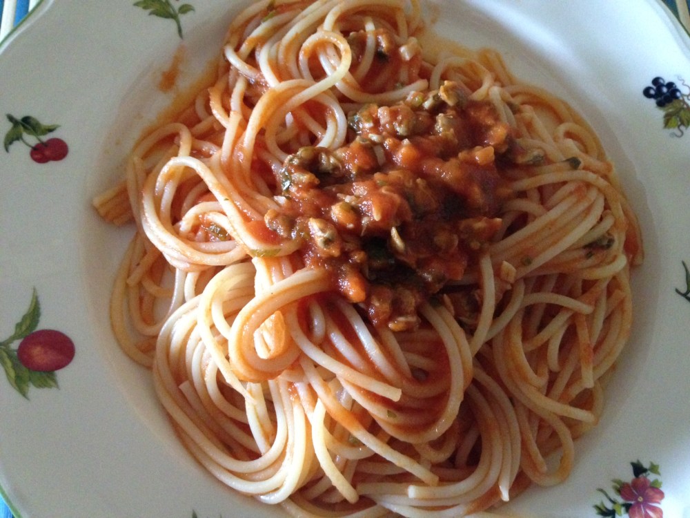 Espaguetis con salsa de tomate y berberechos