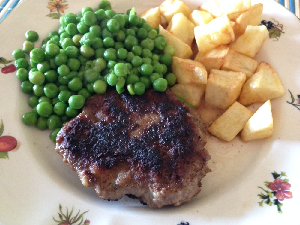 Hamburguesa con guisantes y salsa de limón