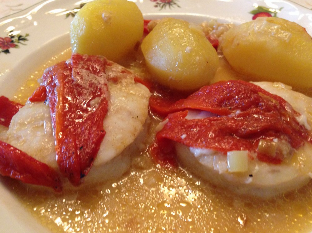 Merluza con patatas y piquillos