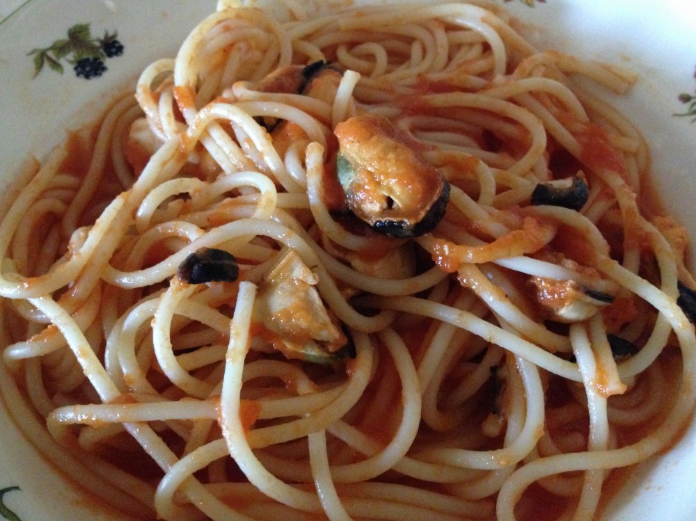 Espaguetis con salsa de tomate y mejillones