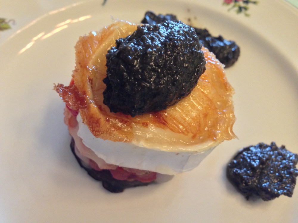 Berenjenas con piquillos y queso de cabra