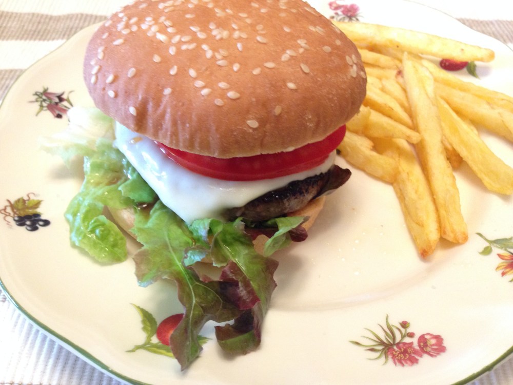 Hamburguesa con lechuga y tomate