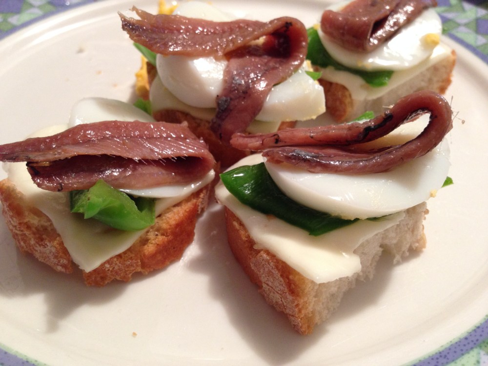 Pinchos de anchoas, pimiento verde y queso