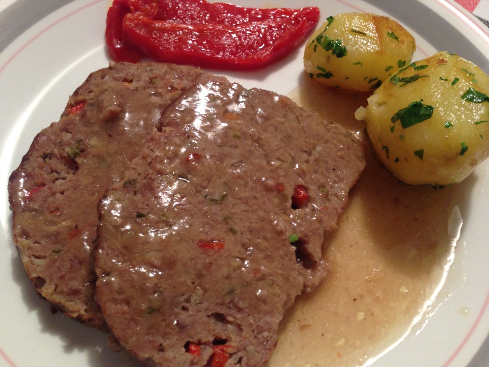 Rollo de carne con salsa, patatas y piq.